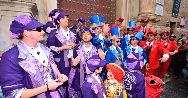 Chirigota en el Carnaval de Cádiz. StockPhotoAstur (iStock)