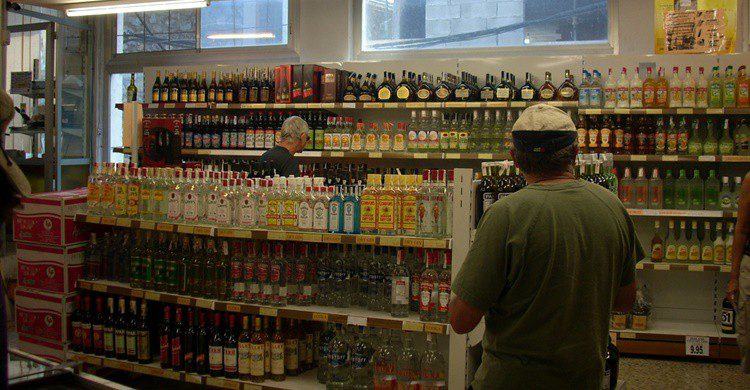 Estanterías de alcohol en el súper. Daikrieg el Jevi (Flickr)