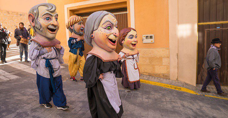 Cabezudos de las fiestas de un pueblo. OlafSpeier (iStock)
