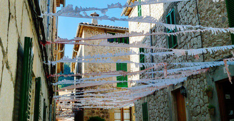 Calle de pueblo decorada. Travel_Now (iStock)