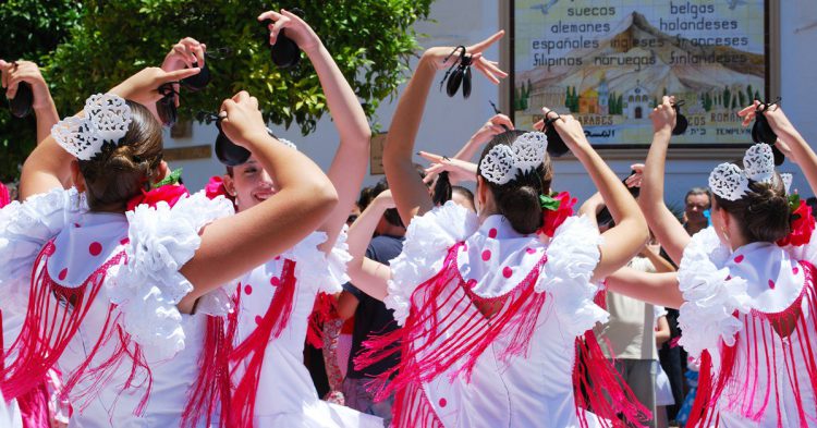 Andaluzas bailando en una romería en Marbella. CaronB (iStock)