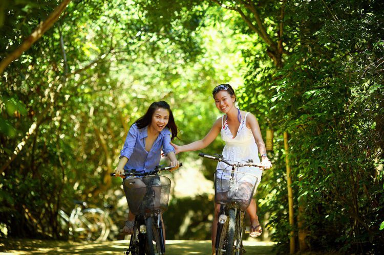 Amigas disfrutando de un viaje en bicicleta (Pixabay)