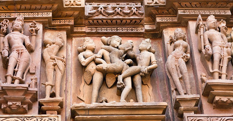 Posiciones sexuales en la facha de un templo en la India