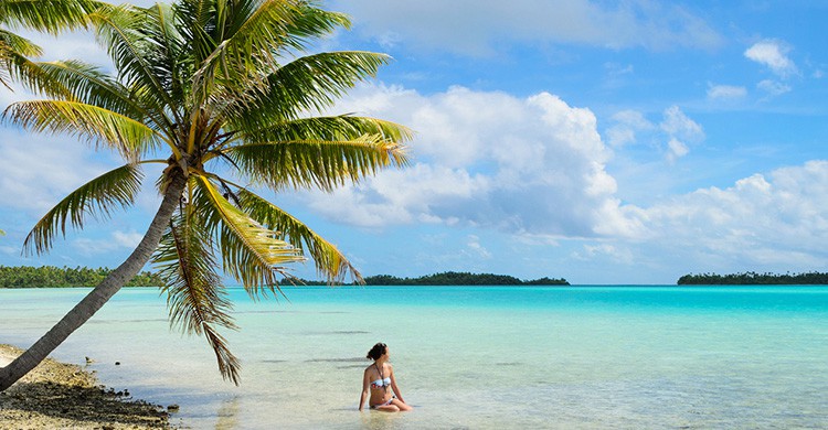 Playa idílica con palmeras en Tahití