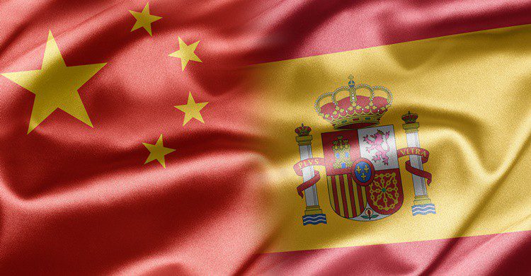 Banderas de España y China. Ruskpp (iStock)