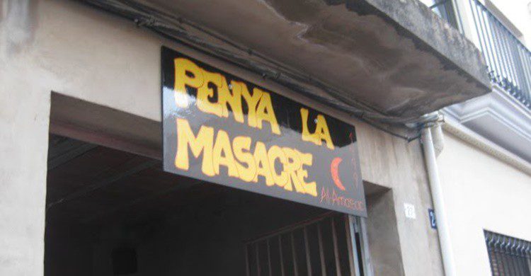 Entrada a una peña de un pueblo catalán. Maria Adela Ponce (Flickr)