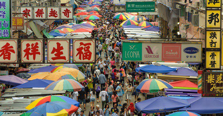 Calle comercial en China. RichieChan (iStock)