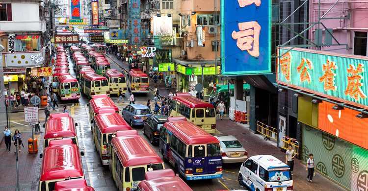 Calle atascada. Danielvfung (iStock)