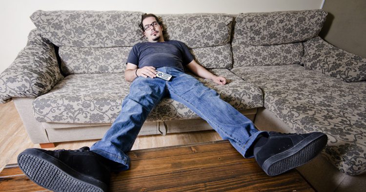 Tirado en el Sofá. MaxRiesgo (iStock)