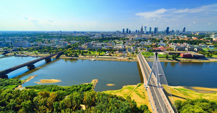 Río Vístula a su paso por Varsovia. Itsmejust (iStock)