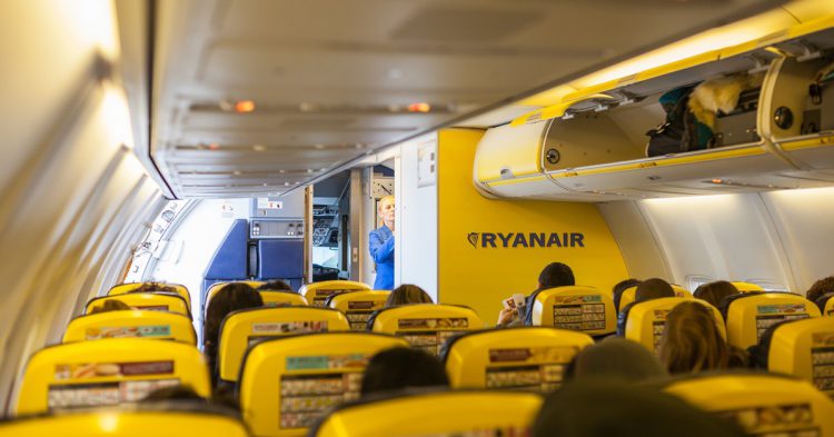 Imagen de un avión de Ryanair a punto de despegar. 