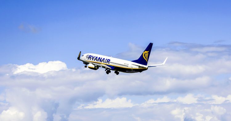 Imagen de un avión de Ryanair en pleno vuelo.