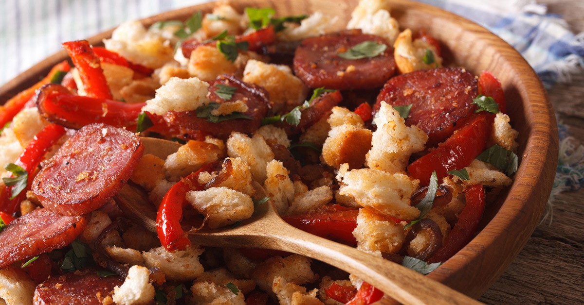Plato de migas com chorizo