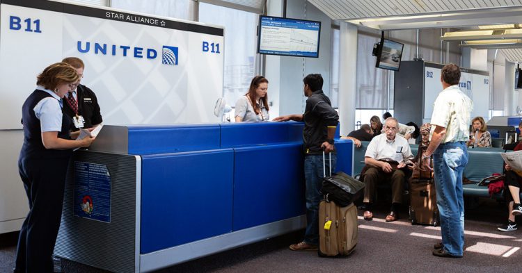 Imagen de unos pasajeros facturando para un vuelo de United Airlines.