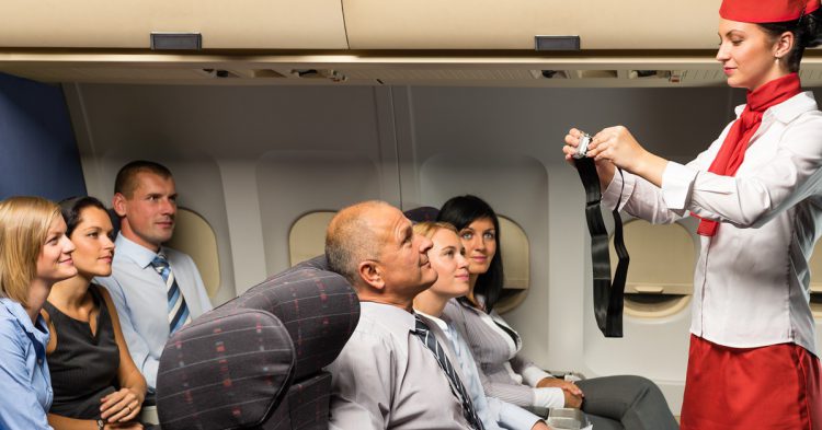 Imagen de una auxiliar de vuelo en un avión. 