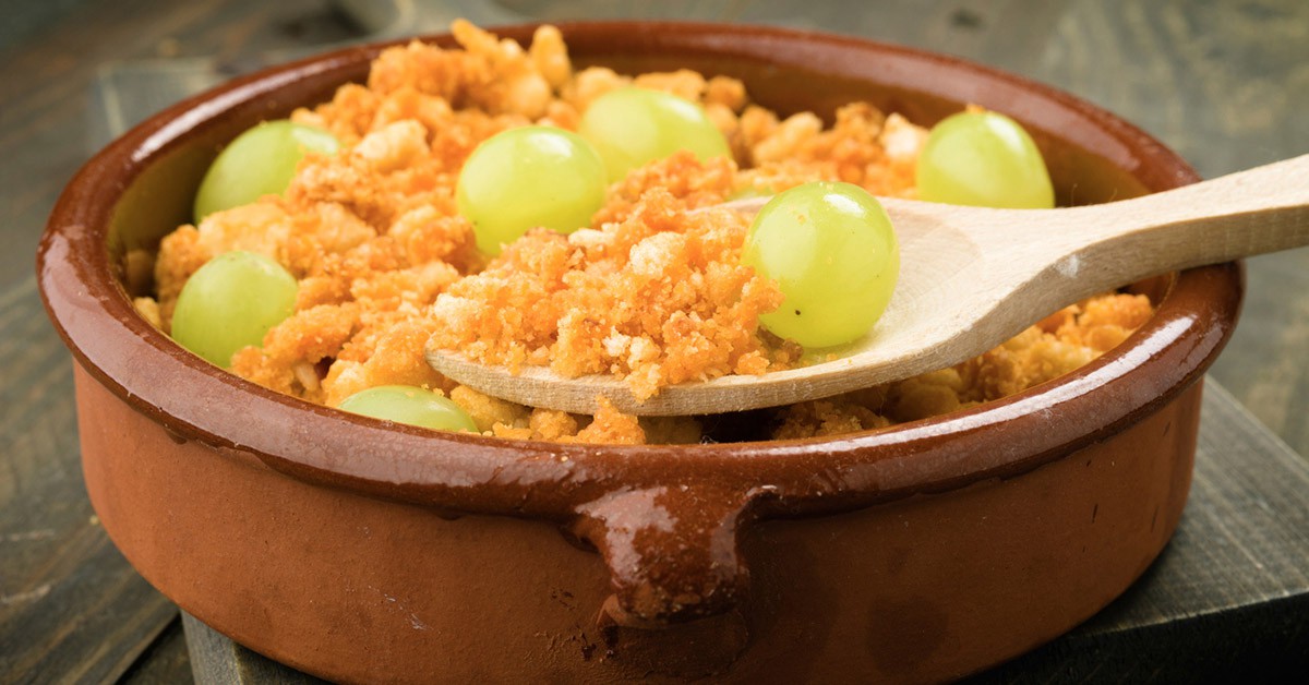 Cazuela llena de migas con uvas