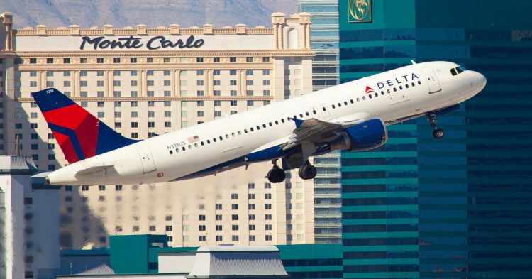 Imagen de un vuelo de Delta Airlines despegando de Las Vegas. 