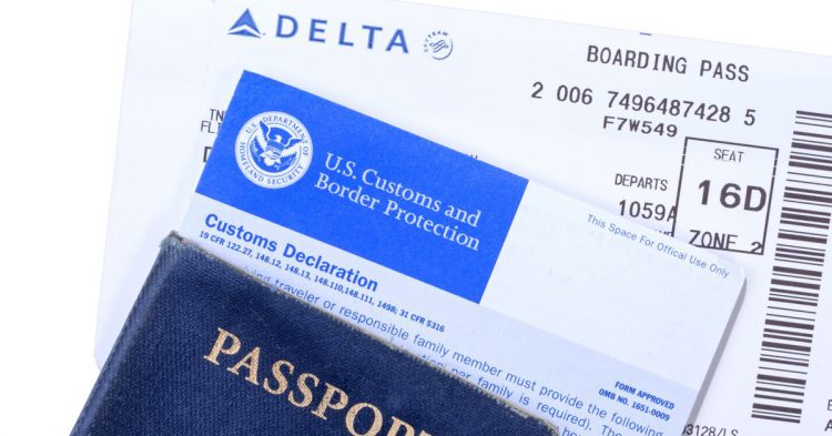 Imagen de un pasaporte y un billete de Delta Airlines en un aeropuerto.