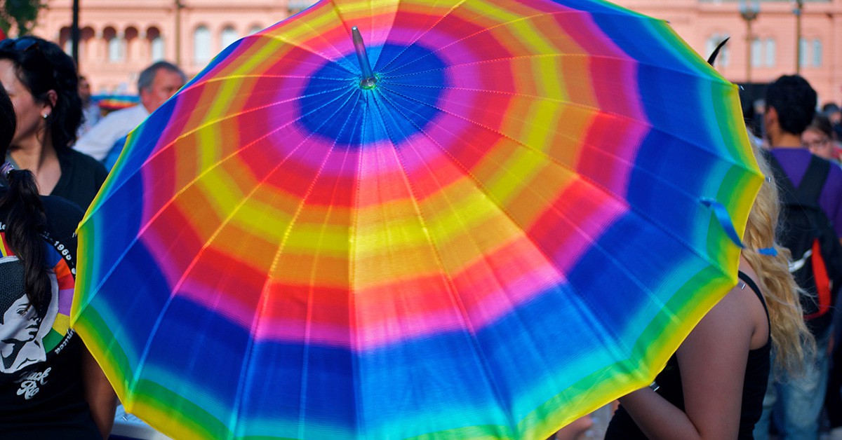 Paraguas con los colores de la bandera LGBT