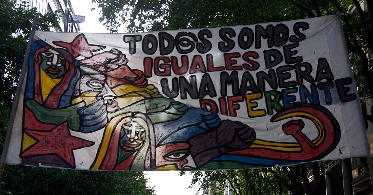 Pancarta reivindicativa con mensaje sobre la igualdad de géneros