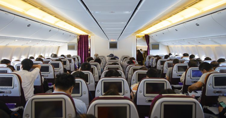 Imagen de un avión lleno de pasajeros en pleno vuelo. 