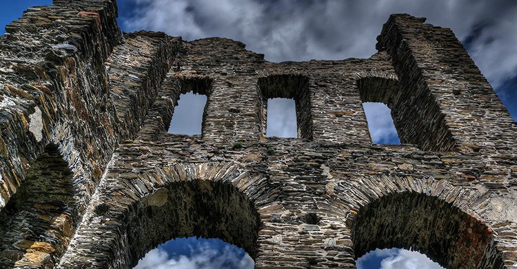 Ruinas de un castillo abandonado en Italia