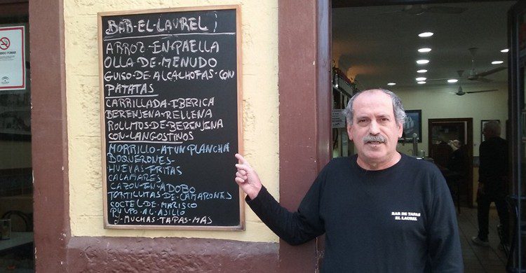 Pizarra en la puerta (El Laurel, Facebook)