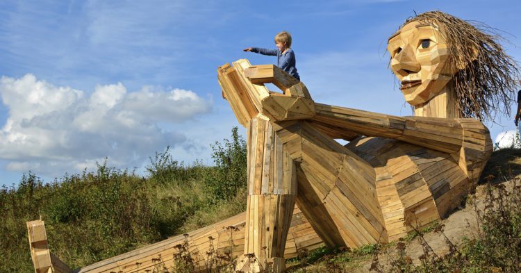 Imagen de la escultura Hill Top Trine en los alrededores de Copenhague.