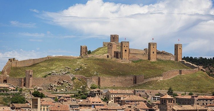 Vistas de las murallas y castillo de Molina de Aragon(Isotck)