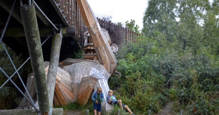Imagen de la escultura Oscar under the bridge en los alrededores de Copenhague.