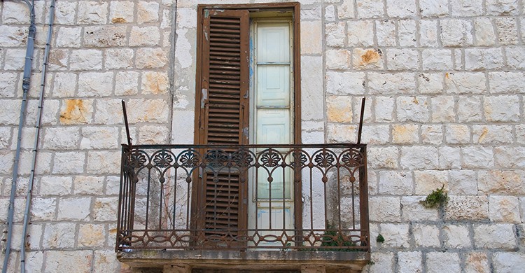 Balcón de un palacio abandonado en el sur de Italia