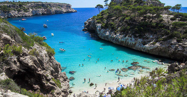 Vistas desde lo alto de una playa de Mallorca