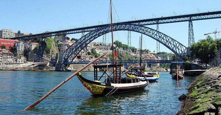 Vistas desde abajo del puente de Oporto