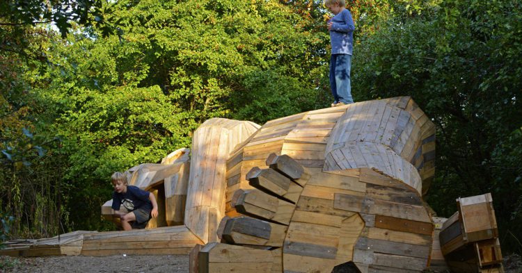 Imagen de la escultura Sleeping Louis en los alrededores de Copenhague.