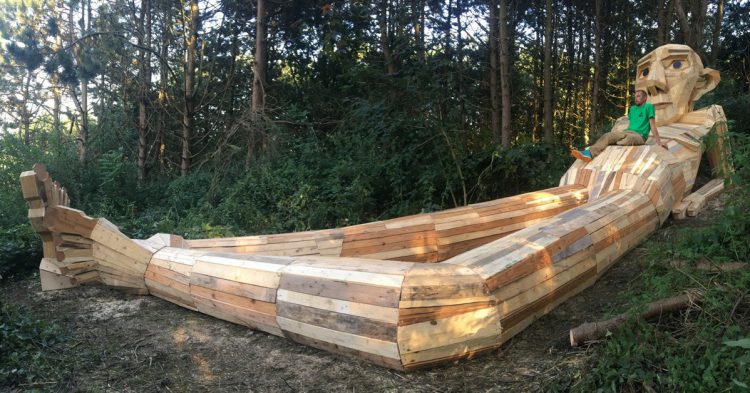 Imagen de la escultura Thomas on the mountain en los alrededores de Copenhague.