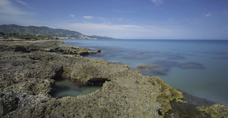 Playa de roca y aguas cristalinas en Alcossebre. Josfor (iStock)