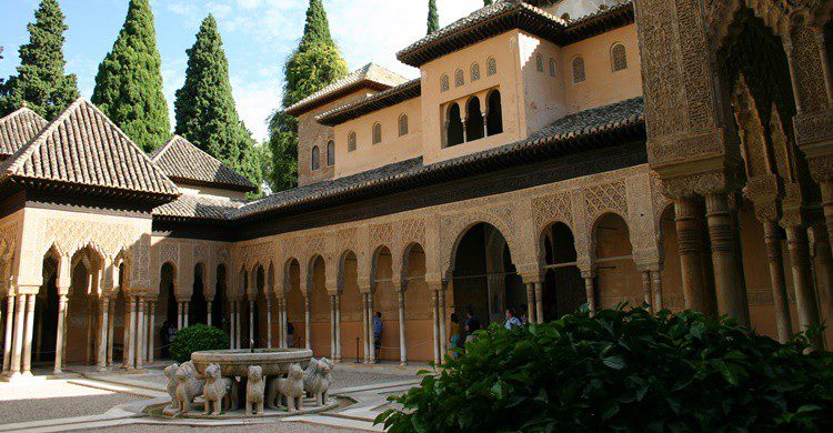 Patio de los Leones de la Alhambra de Granada. Itakefotos4u (iStock)
