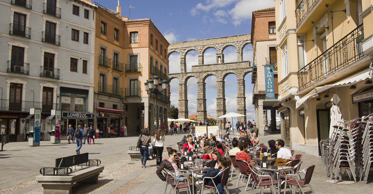 Terraza frente al acueducto de Segovia. Thehague (iStock)