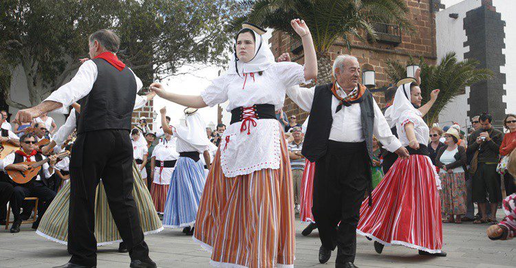 Canarios practicando danza tradicional en Lanzarote. :urf (iStock)