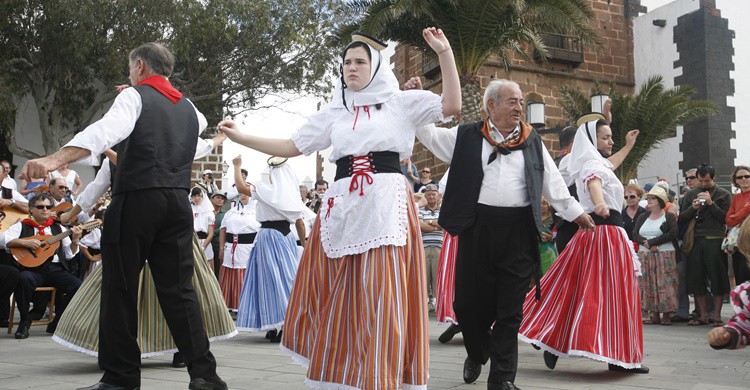 8. Por su gente