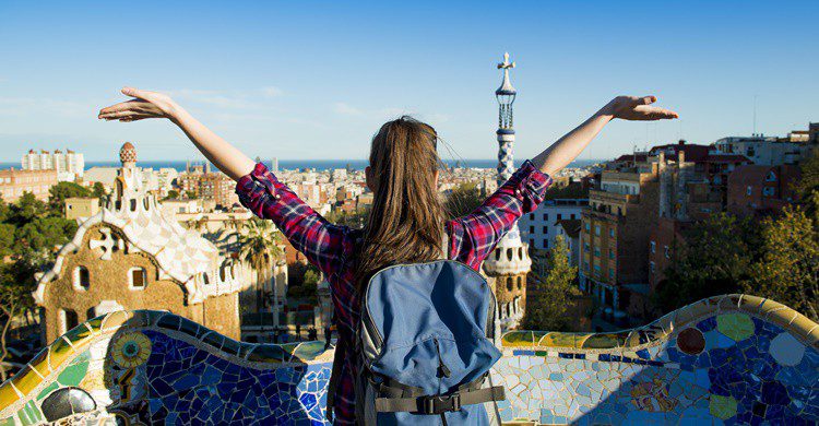 Turista en el Parque Güell de Barcelona. Halfpoint (iStock)