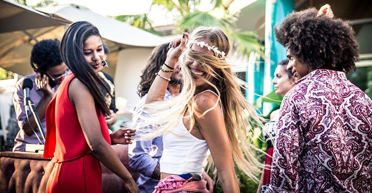 Chicos se divierten en una discoteca de Ibiza