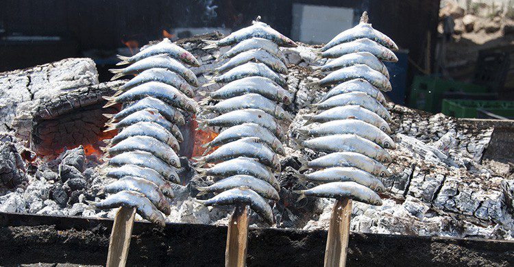 Espetos de sardina en la playa de Málaga