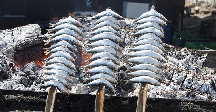 Espetos de sardina en la playa de Málaga