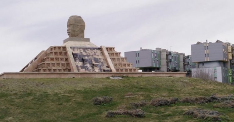 Cabeza Olmeca en una pirámide precolombina 