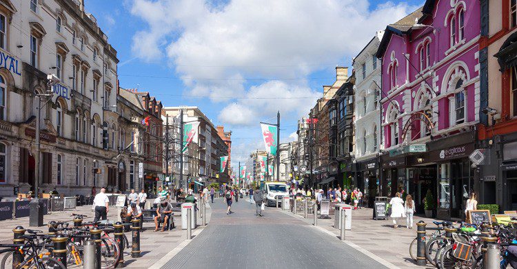 Centro de Cardiff, Gales, en verano
