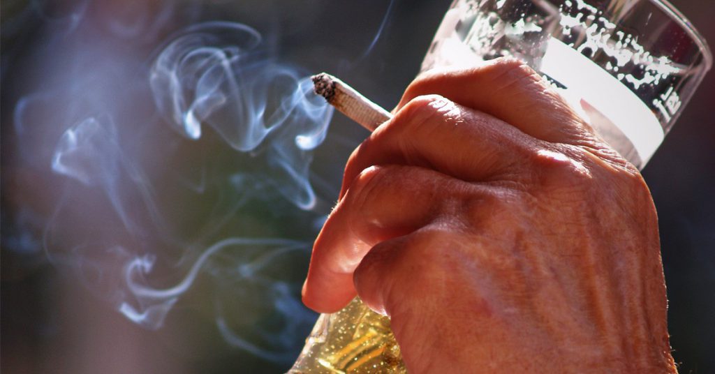 imagen cigarrillo con cerveza