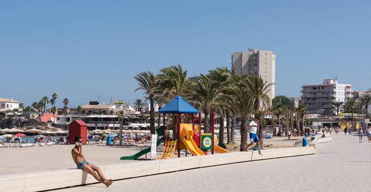 imagen de pueblo costeroa de Xàbia en fiestas