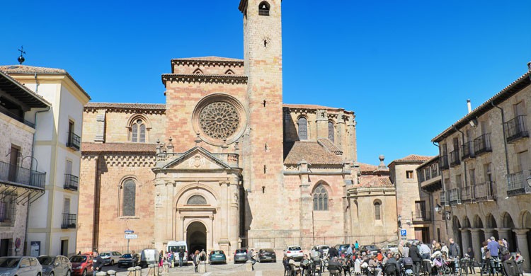 turistas en verano vistan Siguenza