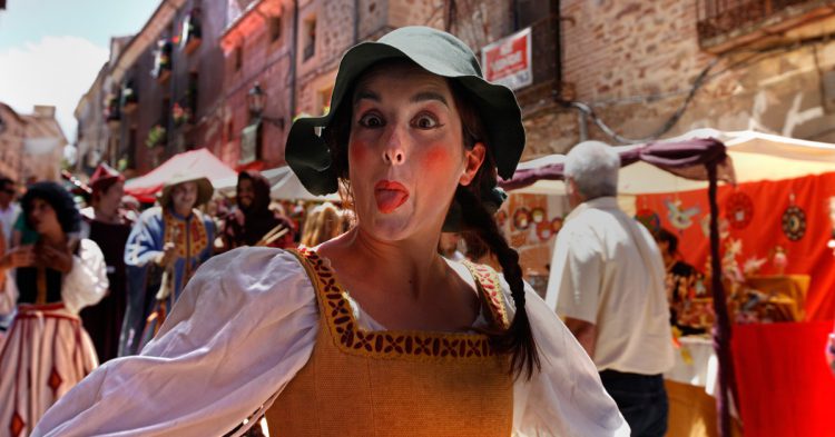 Mujer disfrazada durante mercado medieval